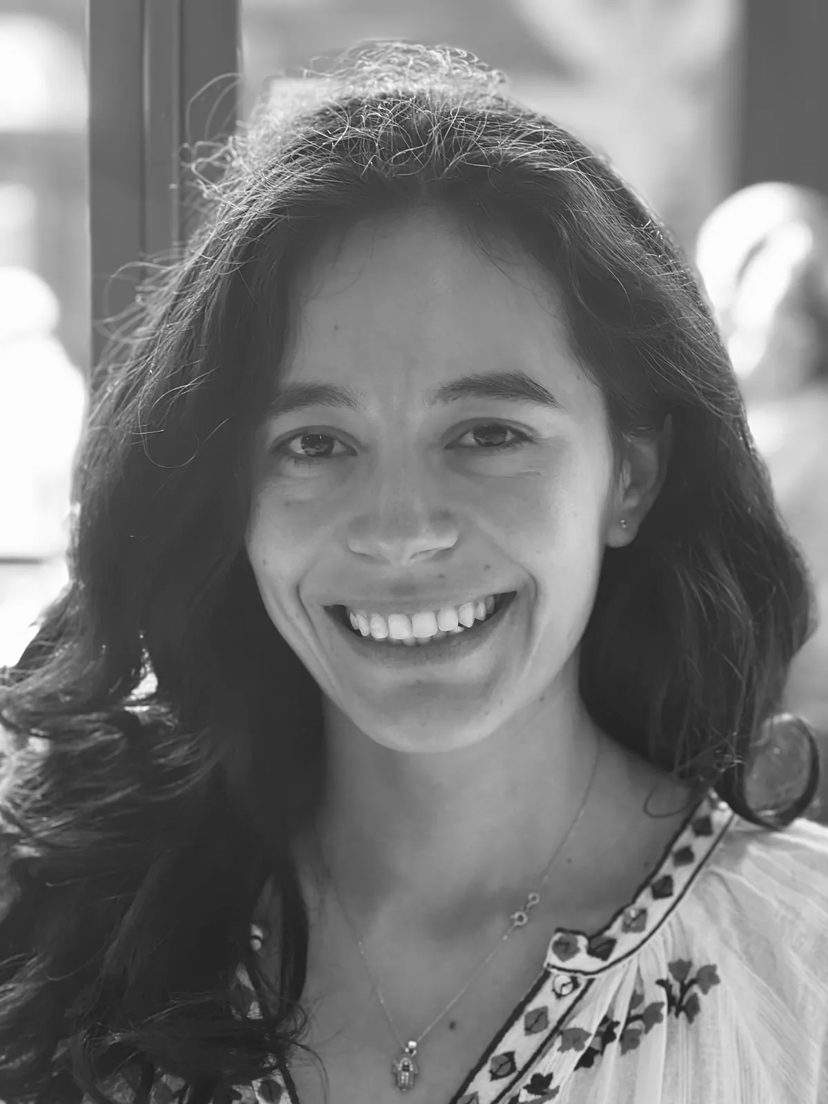Retrato en blanco y negro de Juliana Sofía, sonriente
