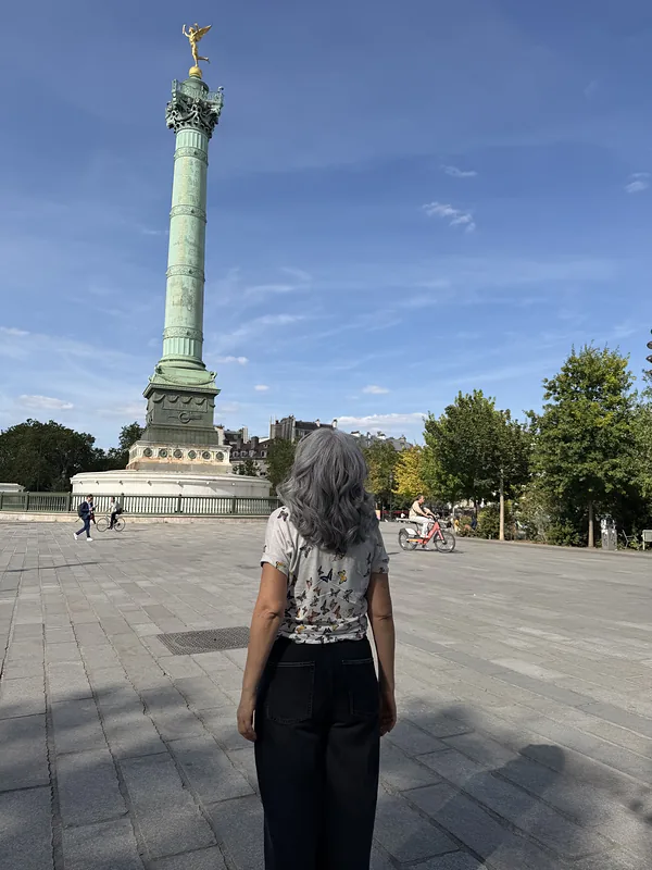Maritza seen from behind, Place de la Bastille, beneath the Spirit of Freedom