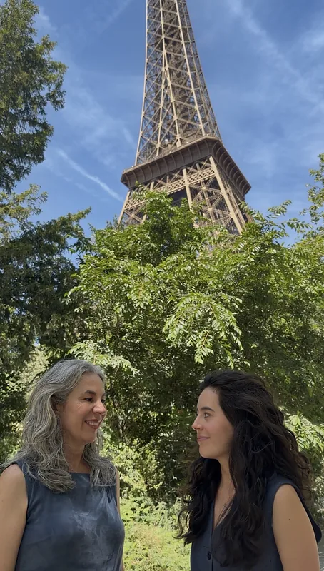Maritza and Juliana Sofía face to face, beneath the Eiffel Tower
