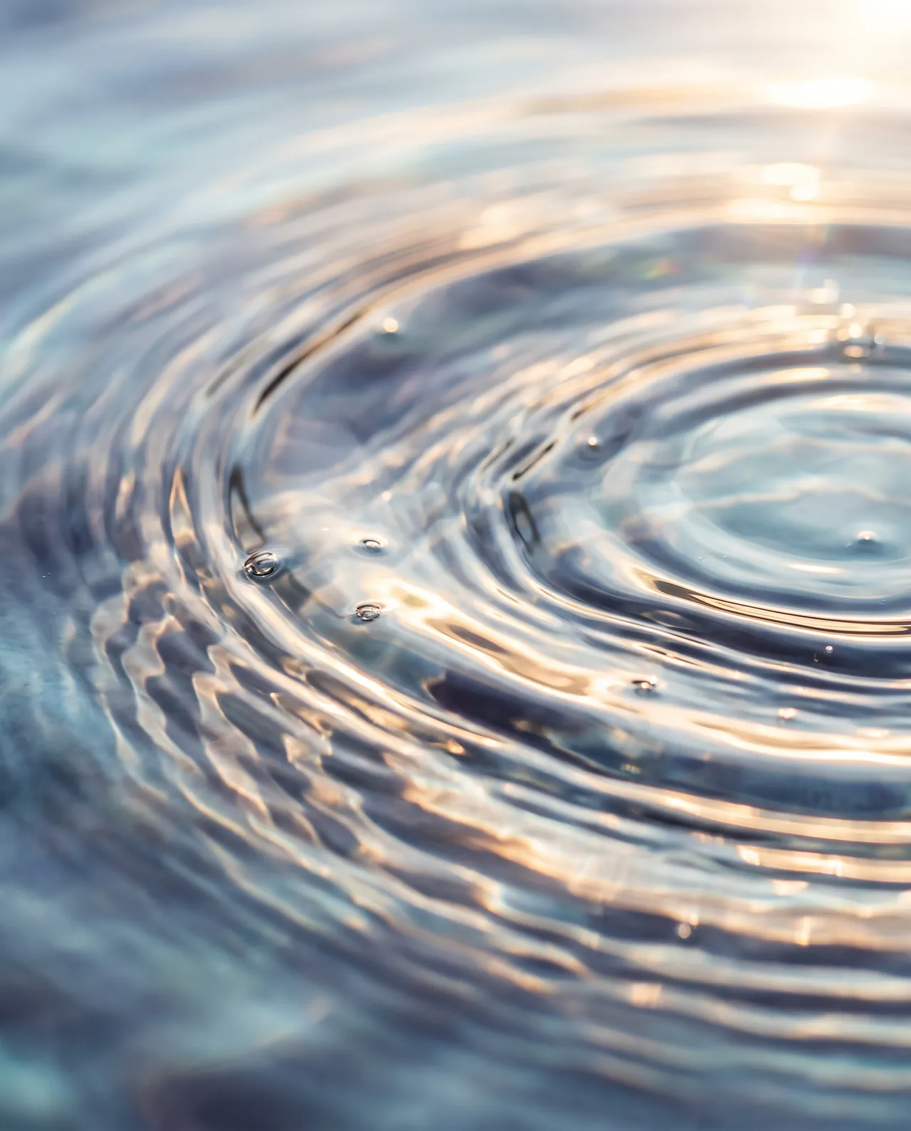 Círculos concéntricos en la superficie de un agua tranquila
